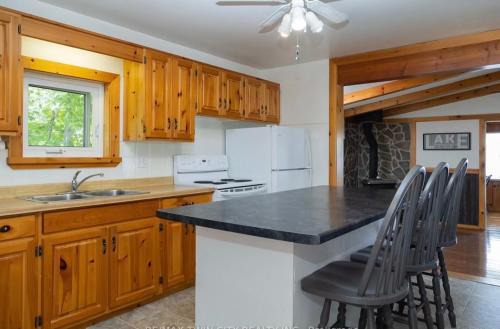 McKellar Casa | Cozy Lakeside Cottage with Beautiful Sunsets