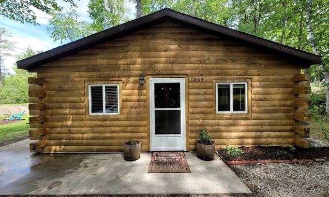 Bitely Cabina | Cozy Lakeside Log Cabin with Kayaks & Arcade Access near Trails in Bitely, Michigan