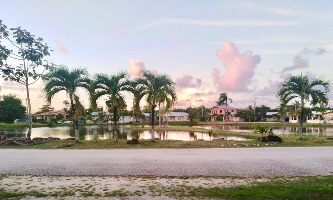 Ladyville Casa | Acogedora casa con vista al lago cerca de la ciudad de Belice