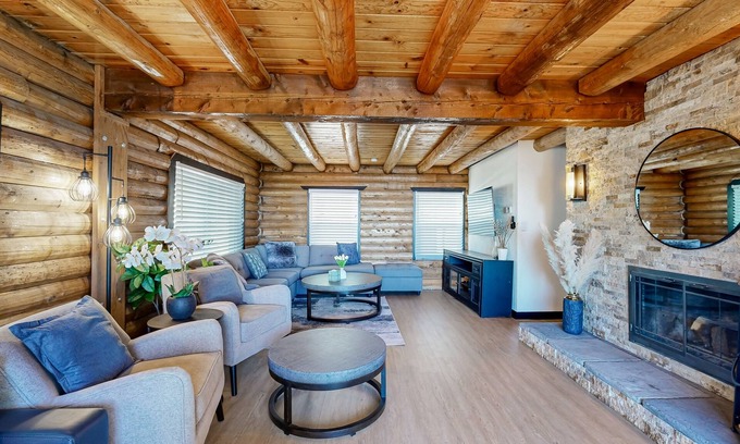 Running Springs Chalet De Esquí | Cozy lodge, fire place, balcony, full kitchen, great views, wifi, parking