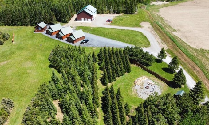 Aroostook Cabina | Cozy lodge room #4