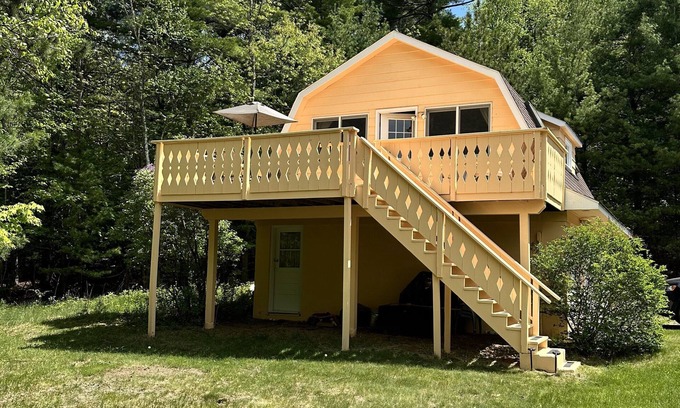 Jay Apartamento | Cozy loft apartment with deck, nestled in the Adirondacks