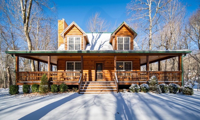 Charter Hills Cabina | Cozy Log Cabin, Deck & Fireplace, A/C, Grill
