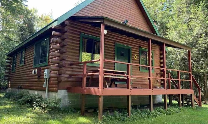 Gould City Casa | Cozy LOG CABIN in the woods
