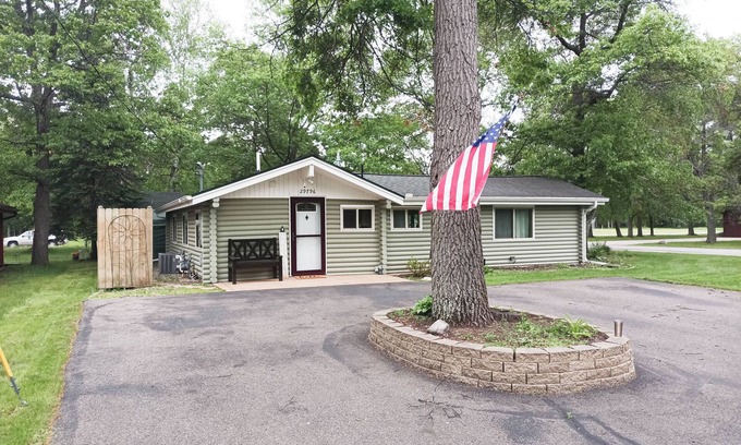 Breezy Point Casa | Cozy Log Cabin in Breezy Point! Book for summer!
