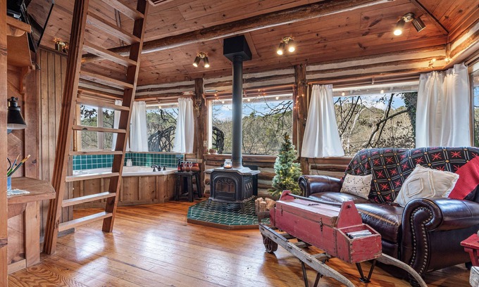 Eureka Springs Cabina | COZY LOG CABIN/LAKE LUCERNE - lake view w/tub, wood stove, 3 mi. to dwtn Eureka