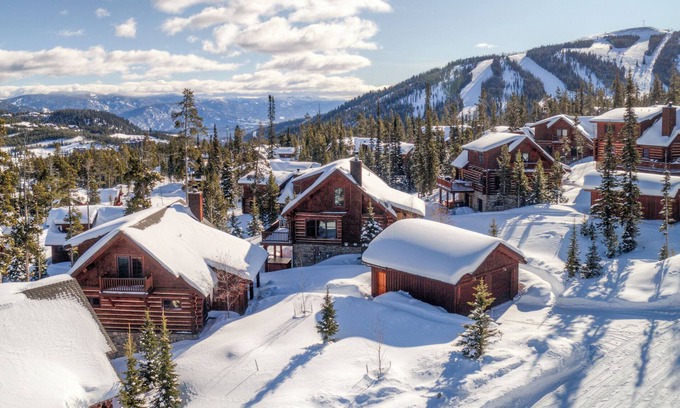 Powder Ridge Casa | Cozy Log Cabin! Private Deck with Grill and Hot Tub!