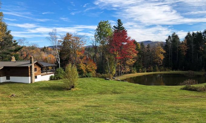 Weston Cabina | Cozy log cabin w/ wood-burning fireplace, balcony, close to recreation, pond