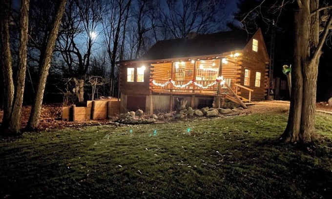 Flora Casa | Cozy Log Home on a Scenic Alpaca Farm