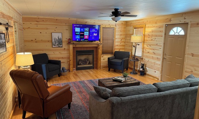 Drummond Cabaña | COZY LUMBERJACK COTTAGE- Near Drummond Lake and ATV Trails. Canoe/kayak included