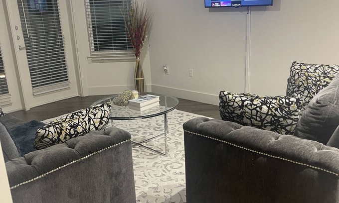 Westchase Apartamento | Cozy, luxury 2bd 2bth midtown rental with pool