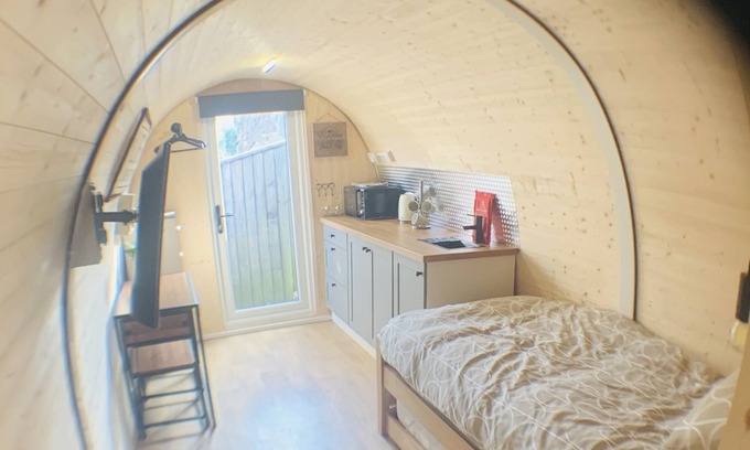 Haverfordwest Cabina | Cozy Luxury glamping pod with outdoor decking