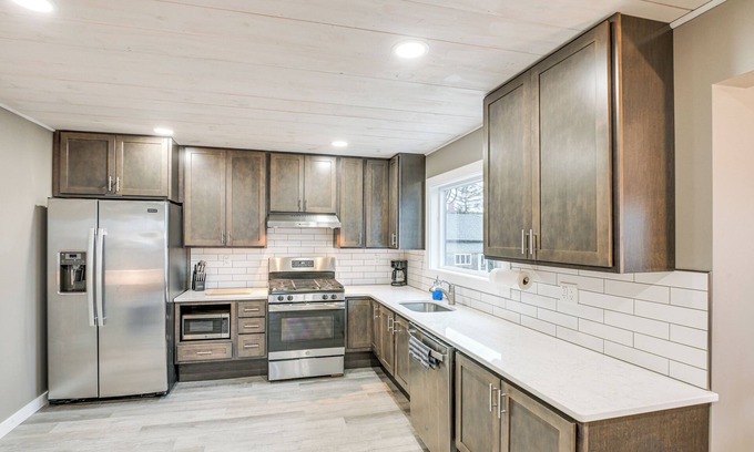 Lubec Apartamento | Cozy Maine Getaway: Covered Deck, Walk to Beach!