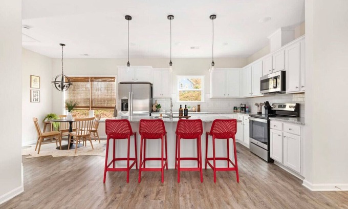 North Belmont Casa | Cozy & Modern 3-BR Belmont Stay! — *Pet friendly*