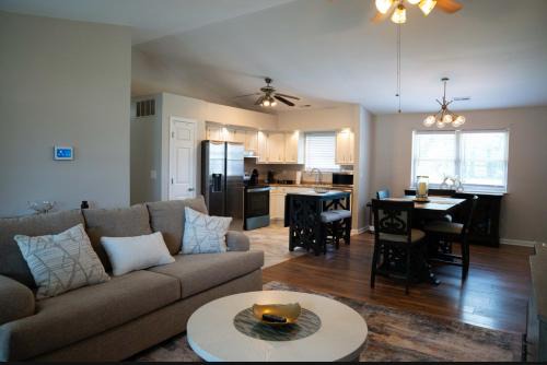 Jeffersonville - Clarksville Casa | Cozy, Modern 3BR Mins to Louisville WiFi AC