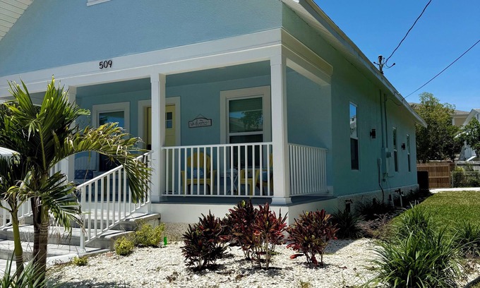 Tarpon Springs Casa | Cozy & Modern Coastal Retreat- Steps from the Sponge Docks!