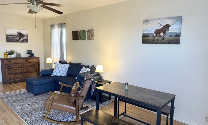 Sayre Apartamento | Cozy modern small town apartment pet and child friendly large parking