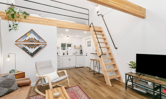 Vancouver Casa | Cozy & Modern Tiny Home with Beautiful Valley View close to PDX