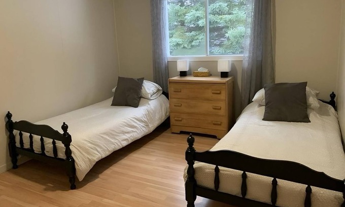 Notre-Dame-Des-Bois Casa | Cozy mountain cottage getaway with a beautiful night sky!