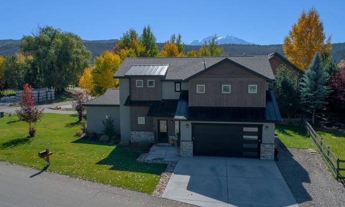 Carbondale Casa | Cozy Mountain Retreat! Golf, Fish,Hot Tub, Pet Friendly, 30 miles to Aspen!