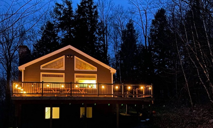 Stratton and Bromley Ski Areas Cabina | Cozy Mountain Retreat 5 min to Skiing & Manchester