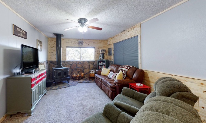Alpine Village Casa | Cozy mountain-view cabin with fireplace, washer/dryer, and WiFi - dogs OK