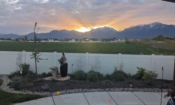 Herriman Apartamento | Cozy Mountain-View Haven / Full Kitchen / Hot Tub / Easy SLC & Ski Access