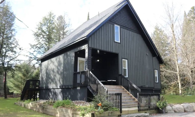 Bracebridge Cabaña | Cozy Muskoka Waterfront Cottage - Hot tub & Fenced In Yard