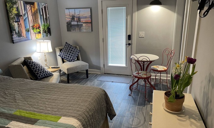 Mount Pleasant Apartamento | Cozy Neighborhood One Bedroom. Minutes to the beach and downtown Charleston.
