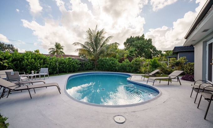 Tamarac Casa | Cozy Newly Re-done 3BD + 2 BTHS w Large Pool and private backyard !