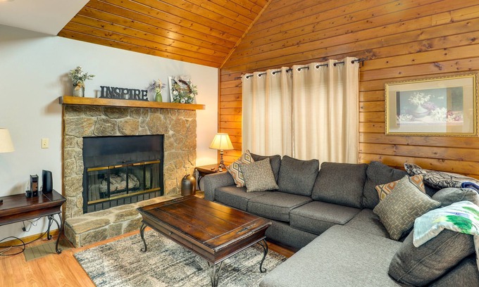 Burnsville Cabina | Cozy North Carolina Getaway w/ Mountain Views!