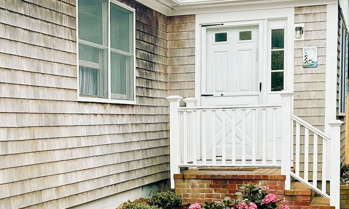 Oak Bluffs Casa | Cozy Oak Bluffs Cottage walk to town Pet Friendly