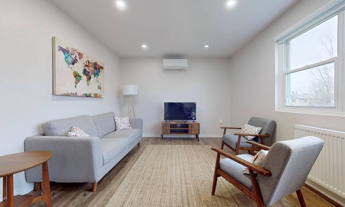 Durham Region Casa | Cozy Oasis in Oshawa! Spacious 3-bedroom, 1-bathroom apartment.