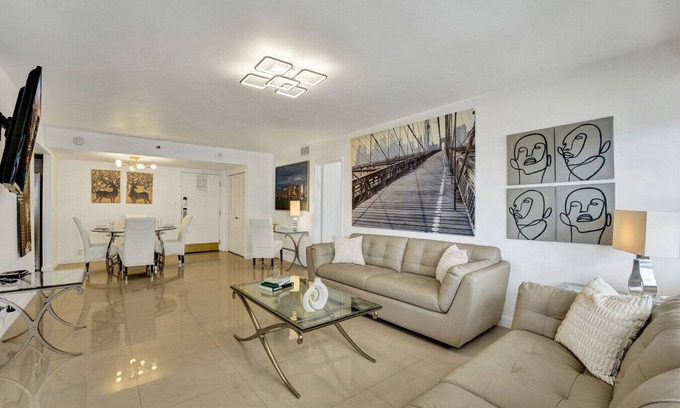 Miami Beach Apartamento | Cozy Ocean View Condo / Beach Service & Pool / 617