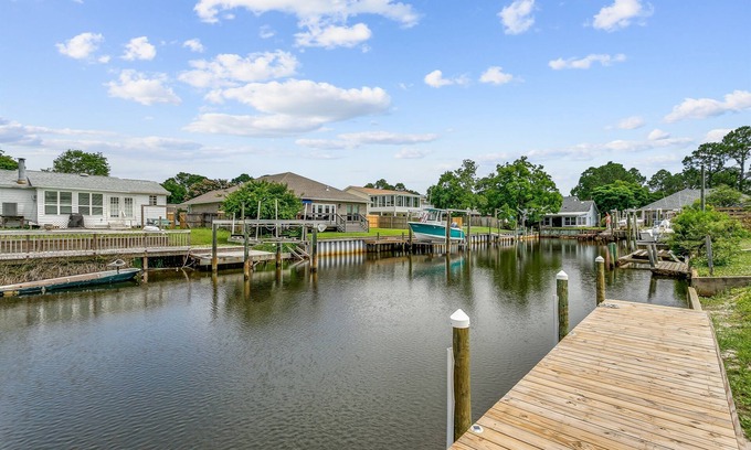 Gulf Breeze Casa | Cozy Octagon Bungalow, Sleeps 6, 15 mins to Beach