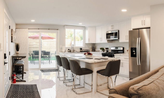 La Sierra Hills Casa | Cozy One BR House, King Size bed and Full kitchen