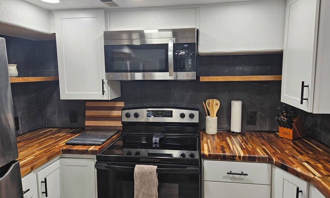 Northeast Neighbors Apartamento | Cozy pet-friendly 2-br/1ba daylight basement apartment near everything in Salem.