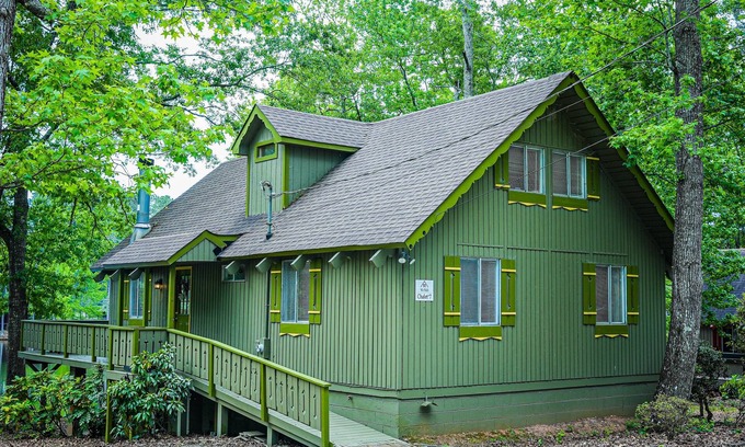 Pine Mountain Casa | Cozy pet friendly chalet overlooking Lake Innsbruck. Perfect fishing spot!