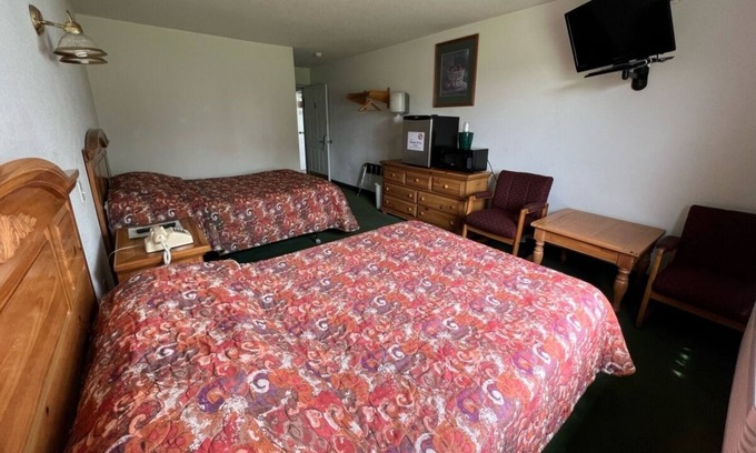 Red Bud Cama Y Desayuno | Petite Queen + Full Basic Room with Free Breakfast