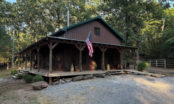 Pettit Cabina | Cozy Pettit Bay/Lake Tenkiller pet friendly cabin. Hunters & Fishermen welcome.