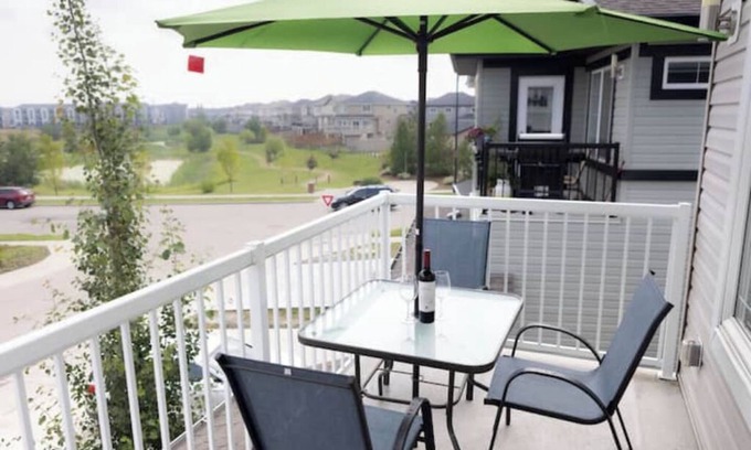 Southwest Edmonton Apartamento | Cozy PondVue*2 BR*1Bath*1KingBED+1 Queen*Airport Nearby*Family Friendly