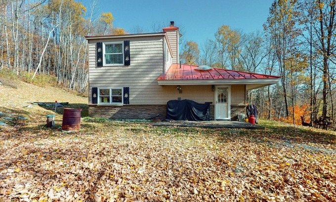 Warren Cabina | Cozy private cabin, wood stove, w/d, TVs, wifi, deck, close to skiing & golfing