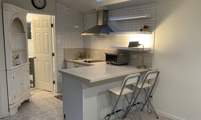 Easton Addition Apartamento | Cozy private cottage in Prime Easton Addition neighborhood in Burlingame.