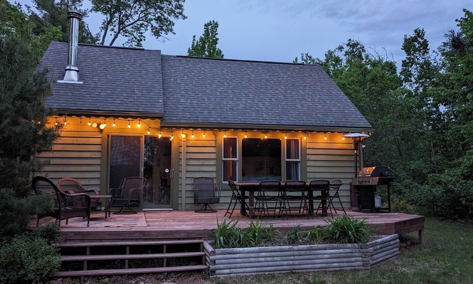 Webster Cabina | Cozy Private Lake Cottage 3-bedroom in the Northwoods with AC, Wi-Fi