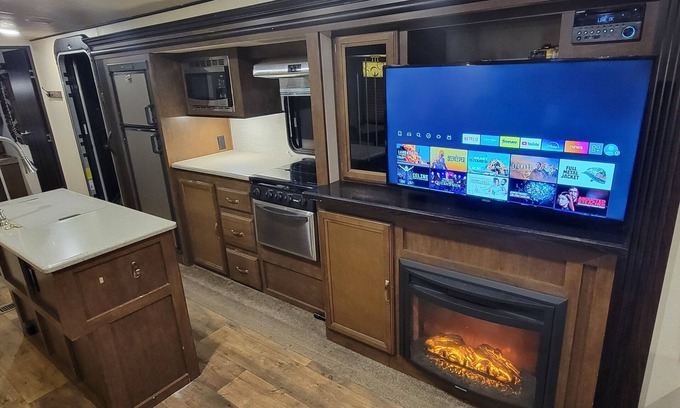 Sherman Oaks Casa | Cozy Private RV in Sherman Oaks , with Amazing reviews.