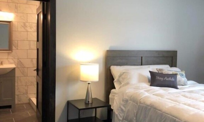 North Muskegon Apartamento | Cozy Queen Ground Floor Studio Near Downtown Muskegon