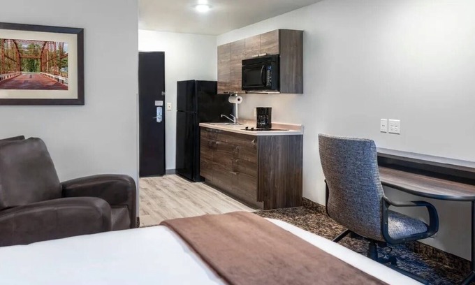 Huntersville Hotel | Cozy Queen Room | Near Birkdale Village | Relaxing Stay