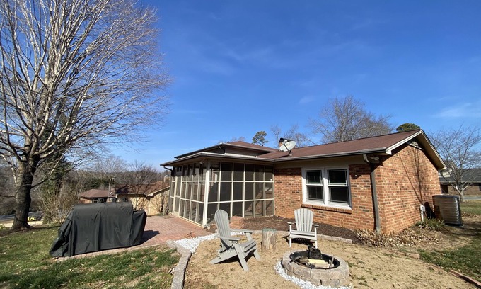 Hickory Casa | Cozy Ranch by Lake Hickory w/Patio & great Fire Pit