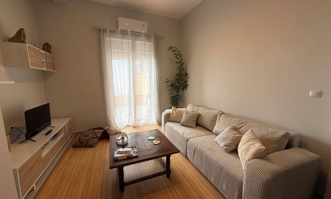 Attiki Apartamento | Cozy, renovated flat in Athens in 1950s townhouse. With veranda and garden!