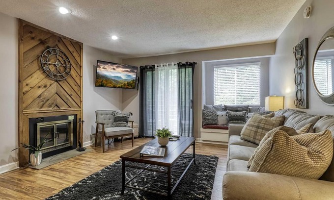 Chalet Village Apartamento | Cozy Resort-Style Gatlinburg Condo Indoor Pool!